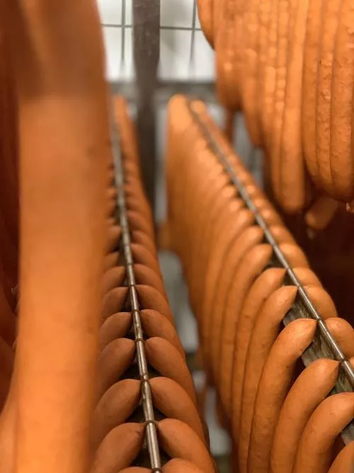 Verschiedene Würstchen der Fleischerei Schütze