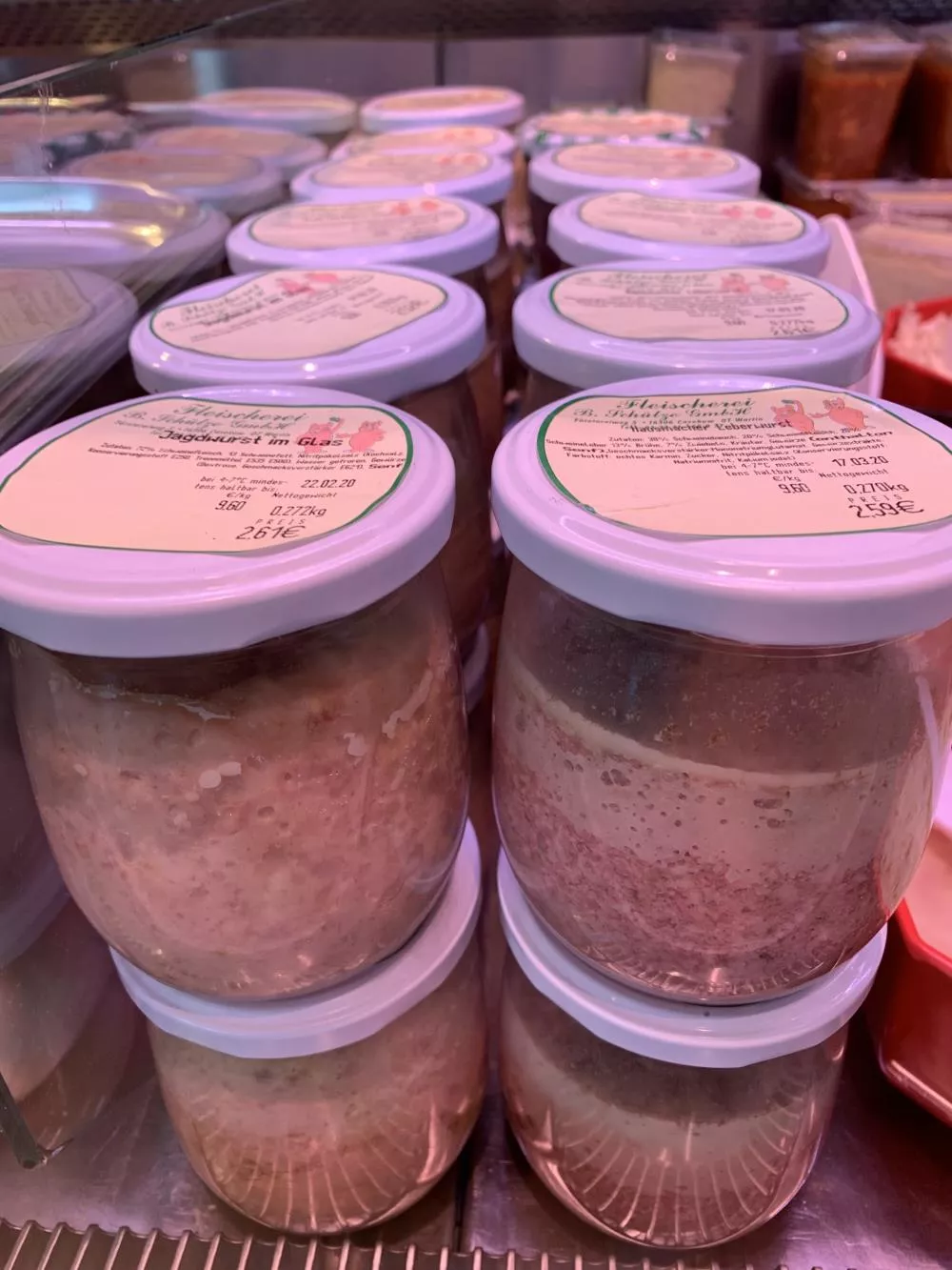 Verschiedene Konserven der Fleischerei Schütze