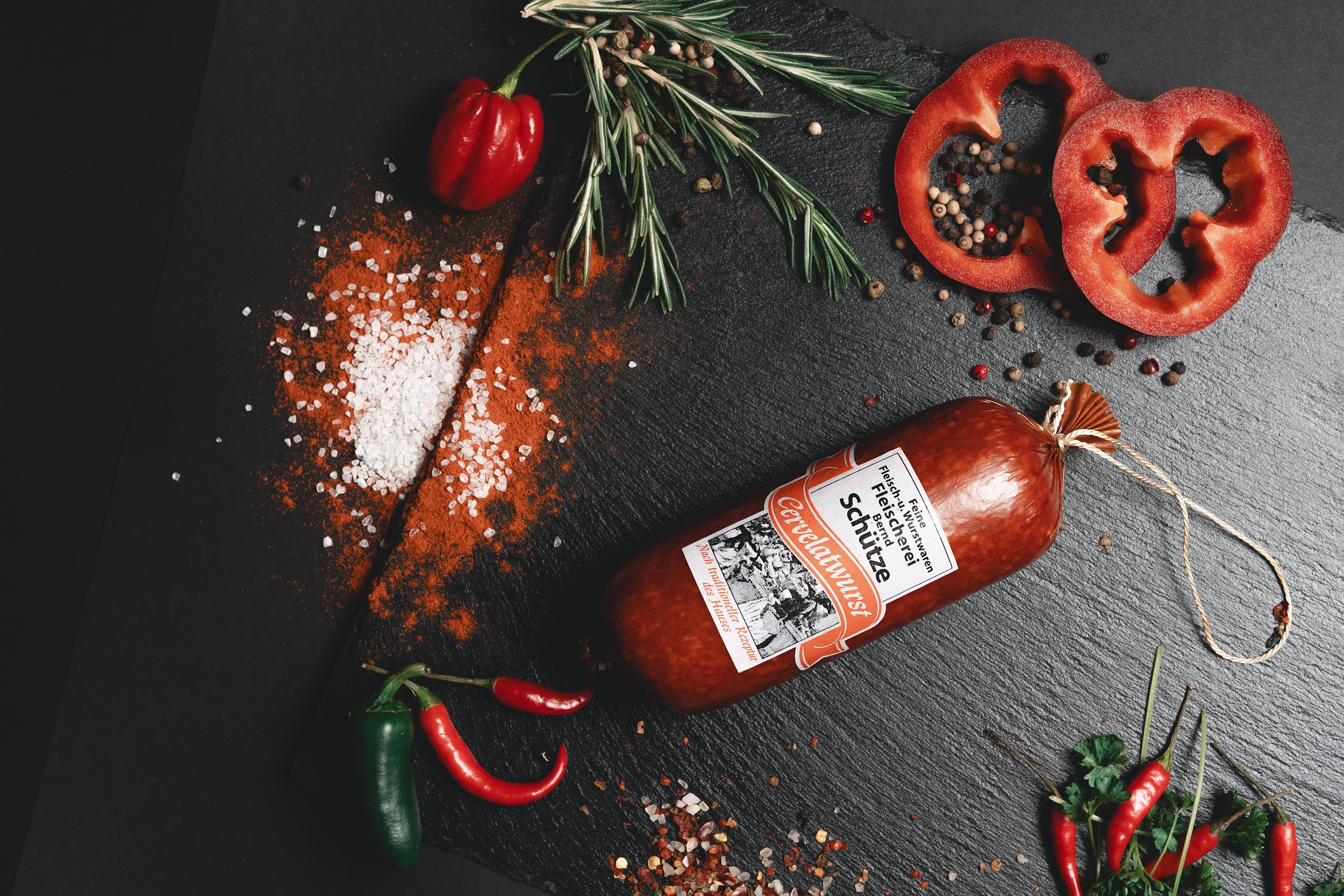 Cervelatwurst und Gewürze