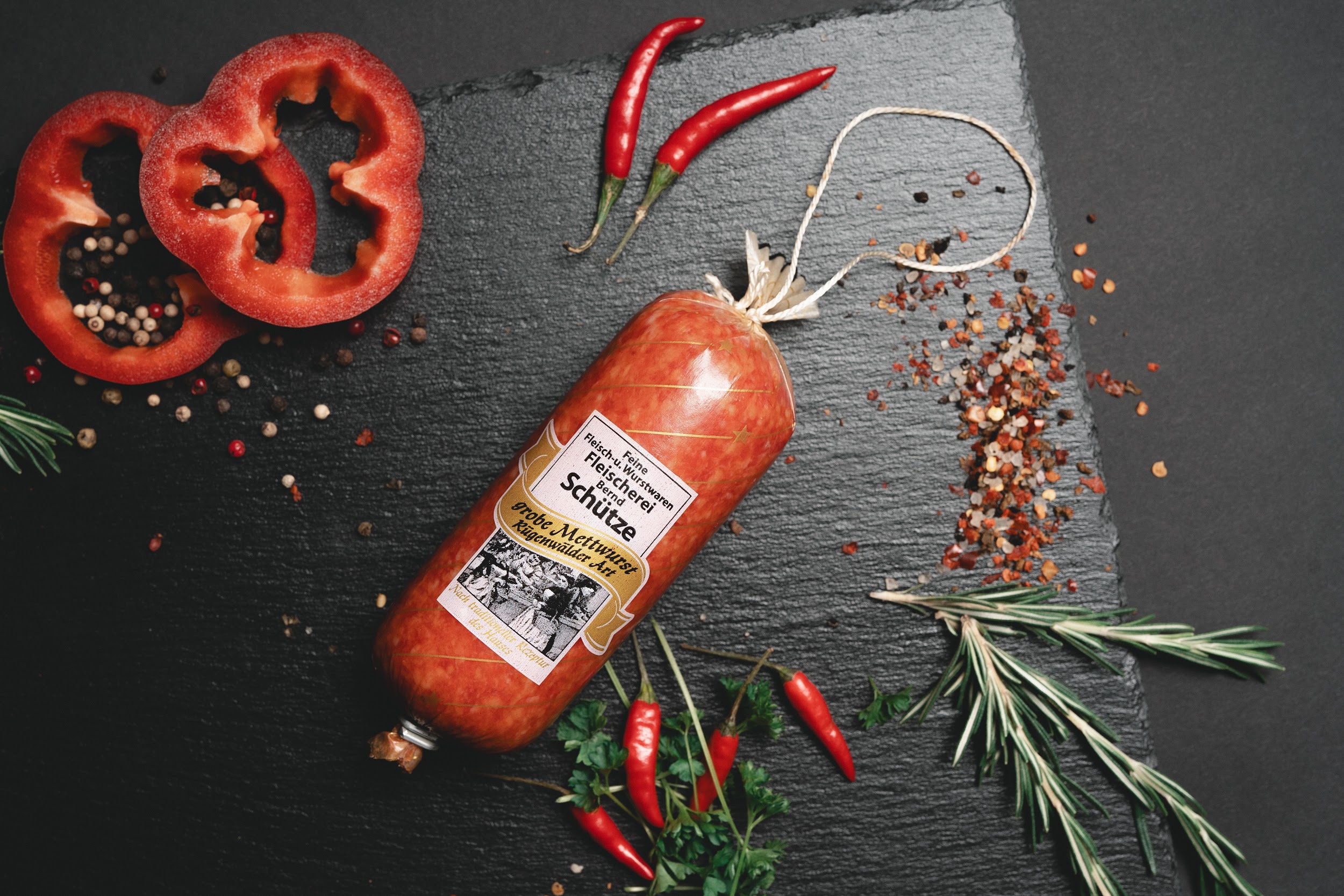 Grobe Mettwurst Rügenwalder Art der Fleischerei Schütze