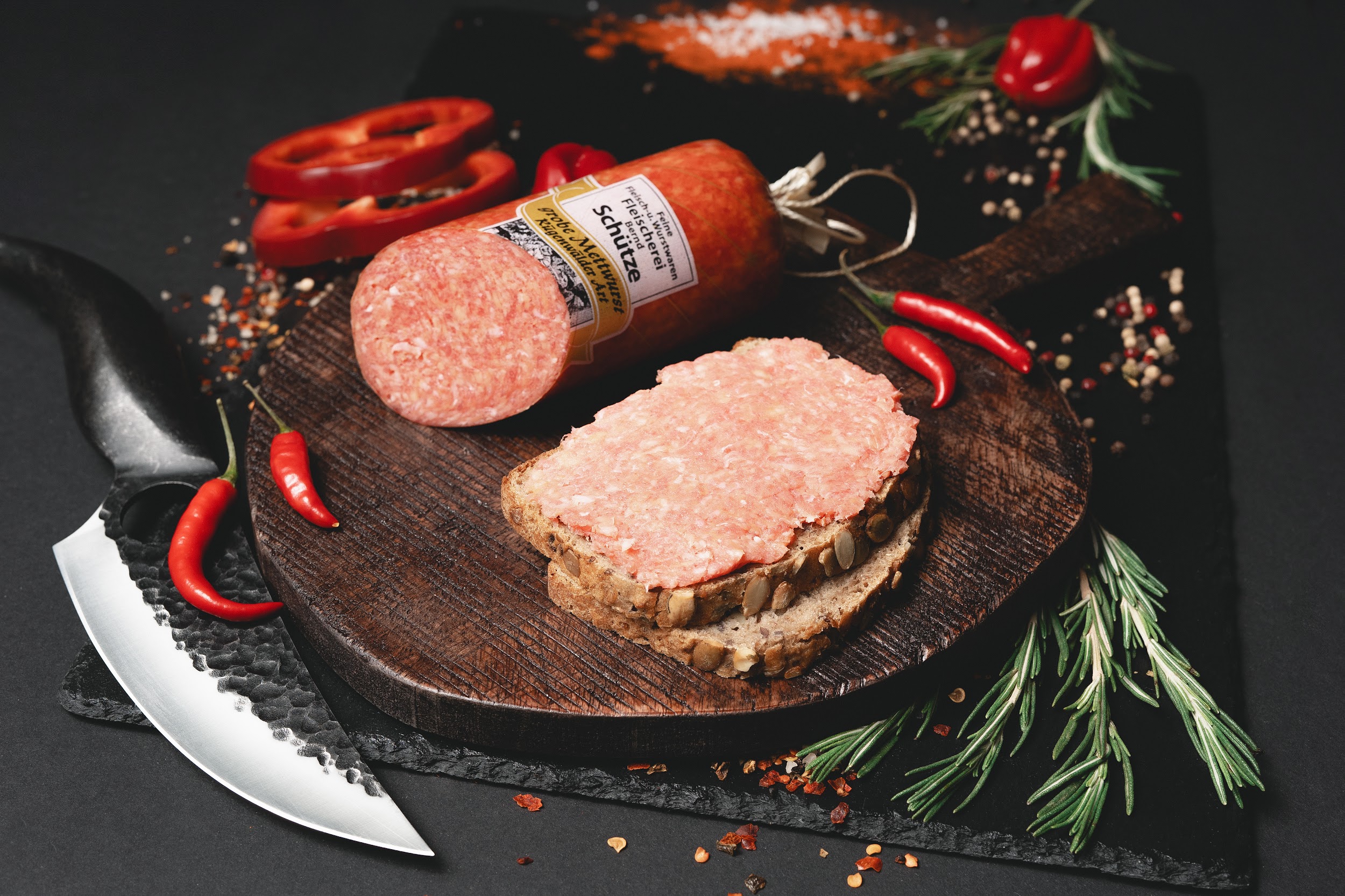 Grobe Mettwurst Rügenwalder Art auf Brot