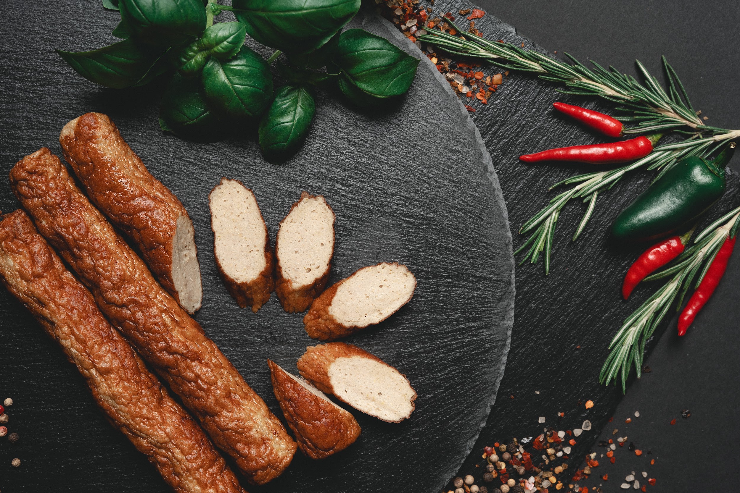 Currybratwurst gegrillt und angeschnitten der Fleischerei Schütze