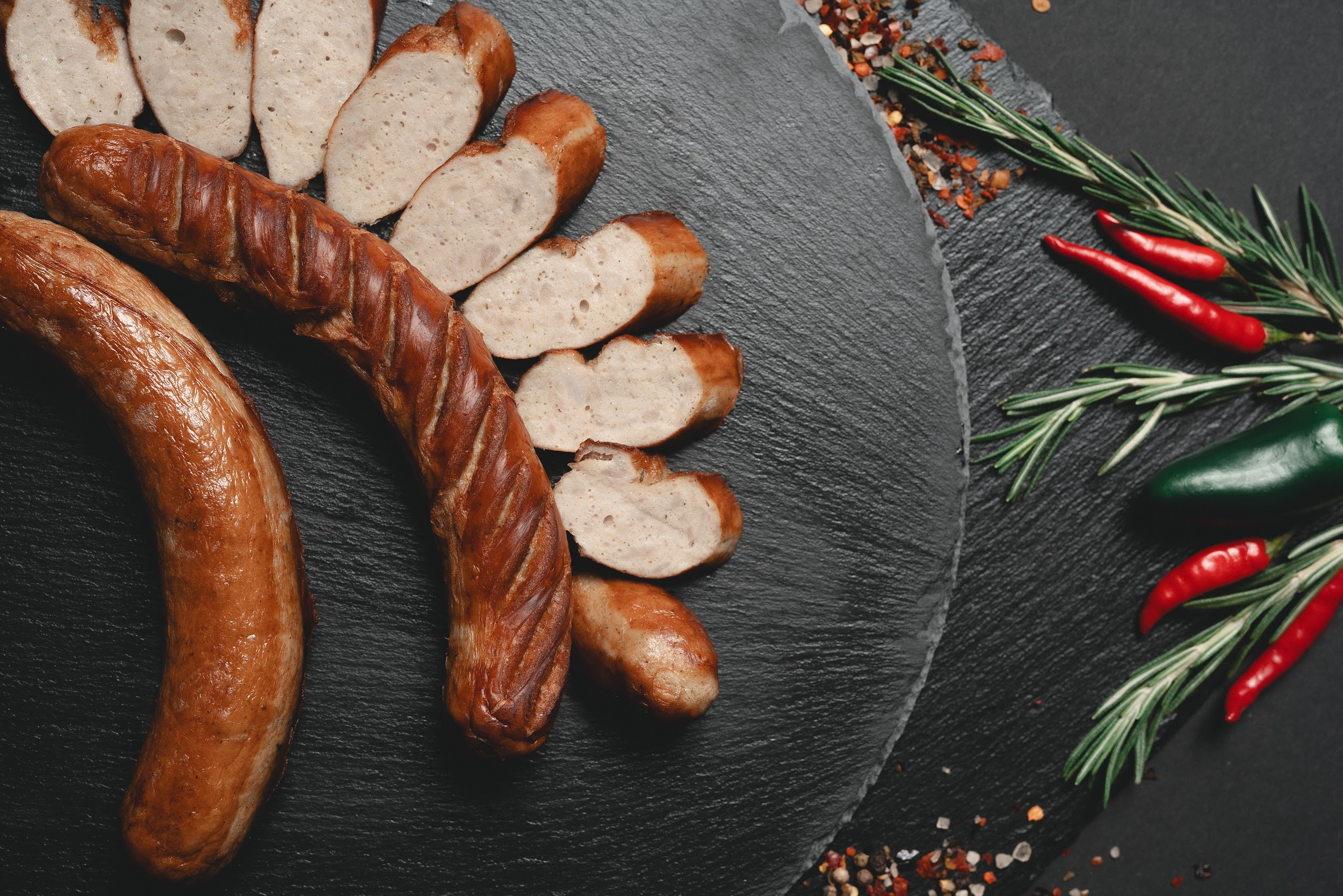 Bratwurst gegrillt und angeschnitten