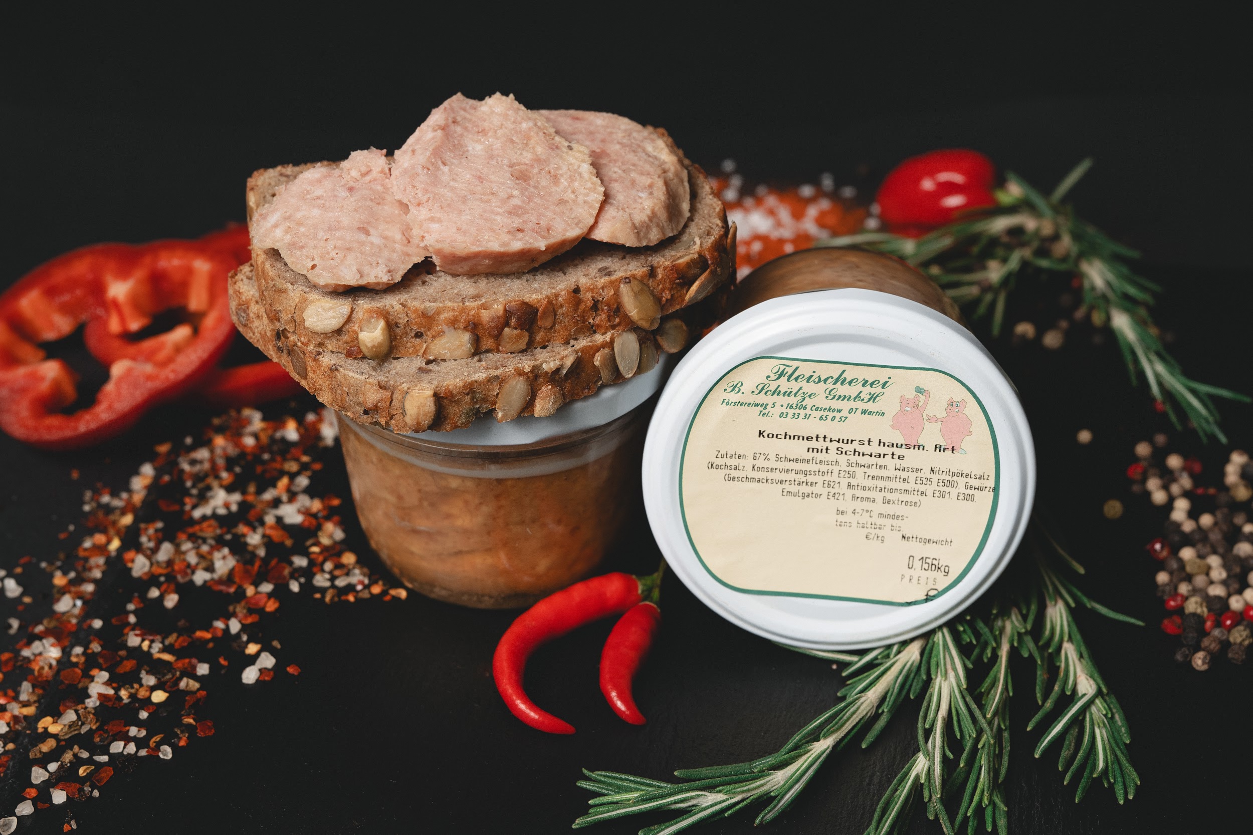 Kochmettwurst hausmacher Art mit Schwarte auf Brot