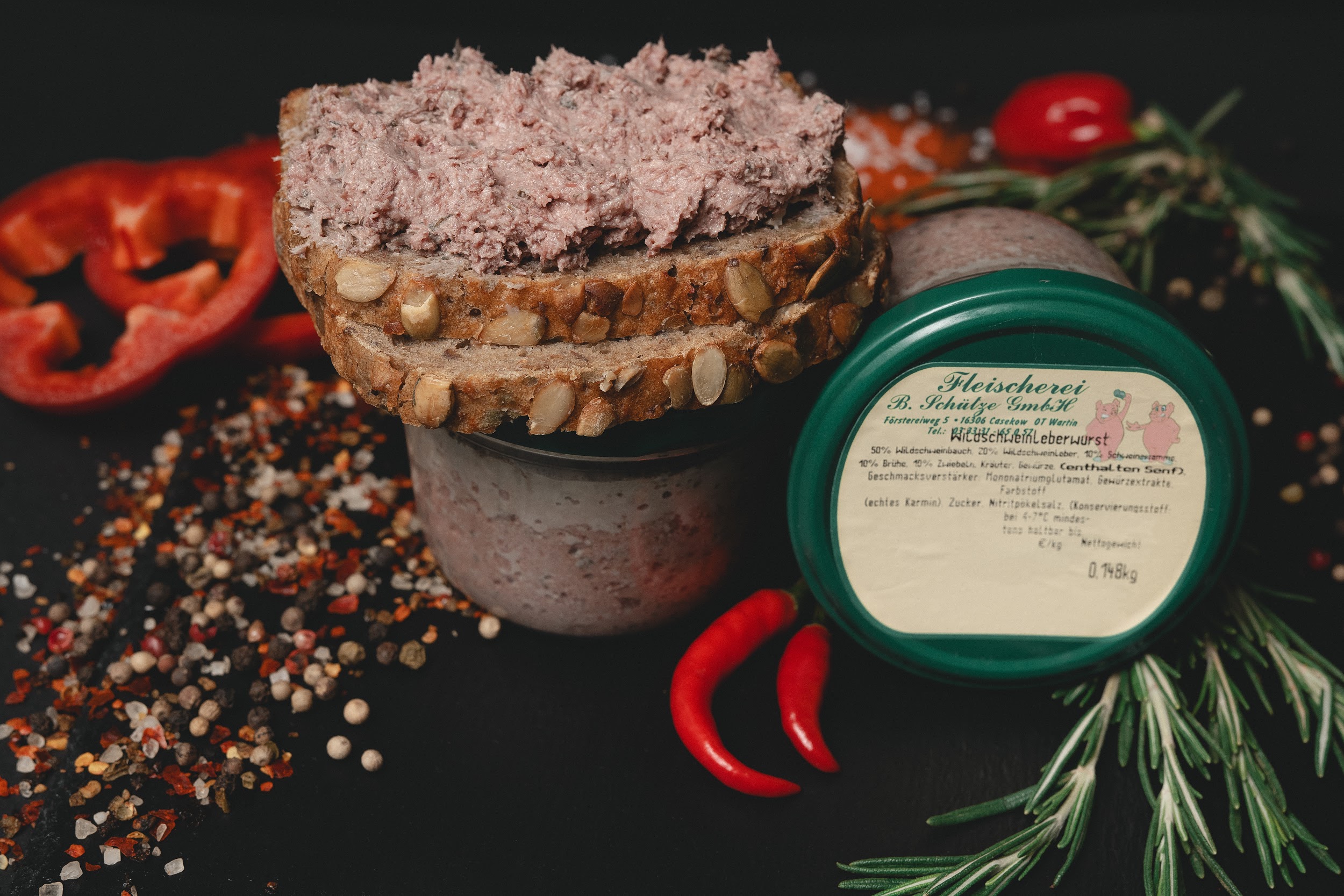 	
Wildschweinleberwurst im Glas auf Brot